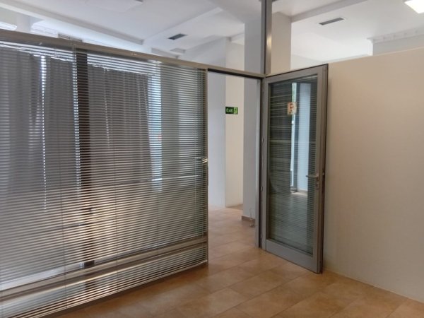 Tirane, jepet me qera ambjent biznesi Kati 0, 70 m² 800 € (Ambasador 2 ,Air Albania Stadium)