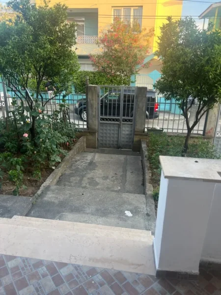 Tirane, jepet me qera apartament 2+1+Ballkon Kati 1, 100 m² 500 € (Kompleksi Grand Rruga Todi shkurti)