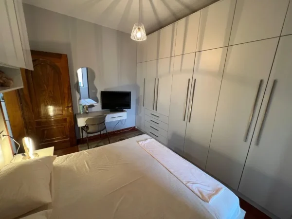 Tirane, jepet me qera apartament 1+1 Kati 3, 58 m² 500 € (Kryqezimi 21 dhjetori)