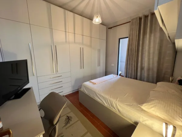 Tirane, jepet me qera apartament 1+1 Kati 3, 58 m² 500 € (Kryqezimi 21 dhjetori)