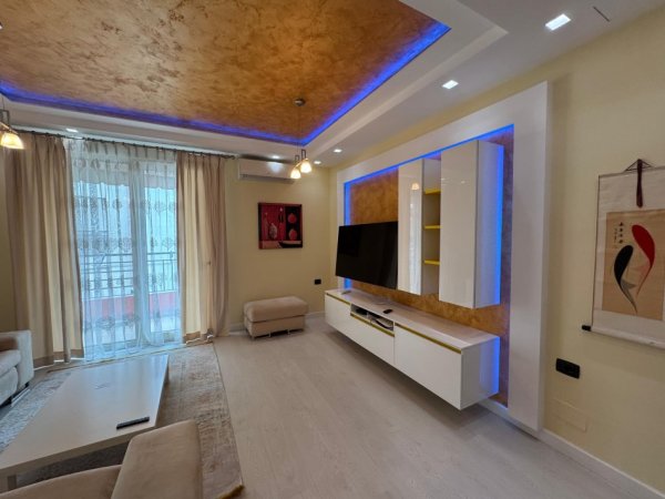 Tirane, jepet me qera apartament 2+1+Ballkon Kati 5, 99 m² 1.000 € (Neom118325)
