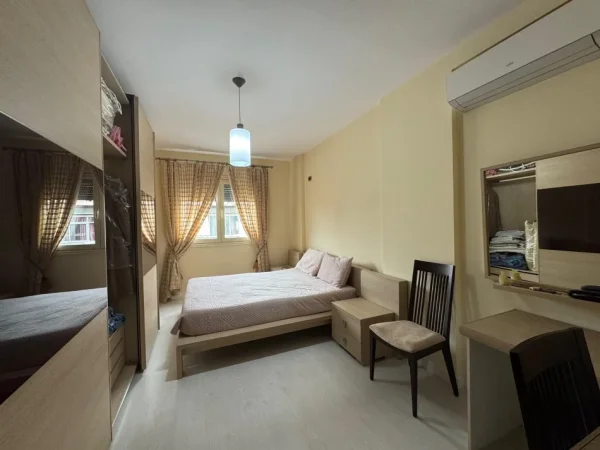 Tirane, jepet me qera apartament 2+1+Ballkon Kati 5, 99 m² 1.000 € (Neom118325)
