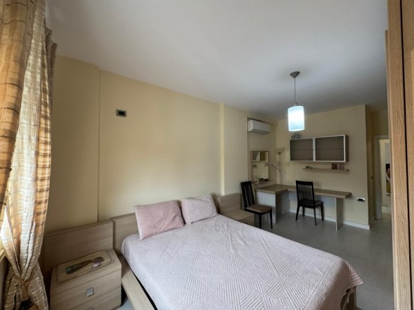 Tirane, jepet me qera apartament 2+1+Ballkon Kati 5, 99 m² 1.000 € (Neom118325)