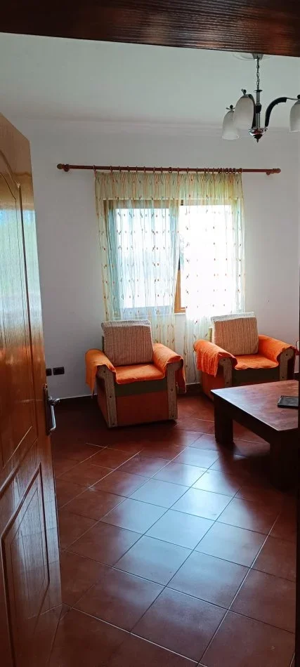 Tirane, jepet me qera apartament 3+1 Kati 2, 180 m² 600 € (Ali Demi)