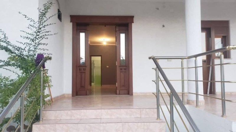 Tirane, jap me qera Vile 2+1+Aneks+Ballkon Kati 1, 150 m² 600 € (Rruga 3 vellezerit Kondi)