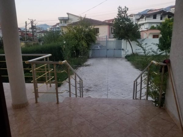 Tirane, jap me qera Vile 2+1+Aneks+Ballkon Kati 1, 150 m² 600 € (Rruga 3 vellezerit Kondi)