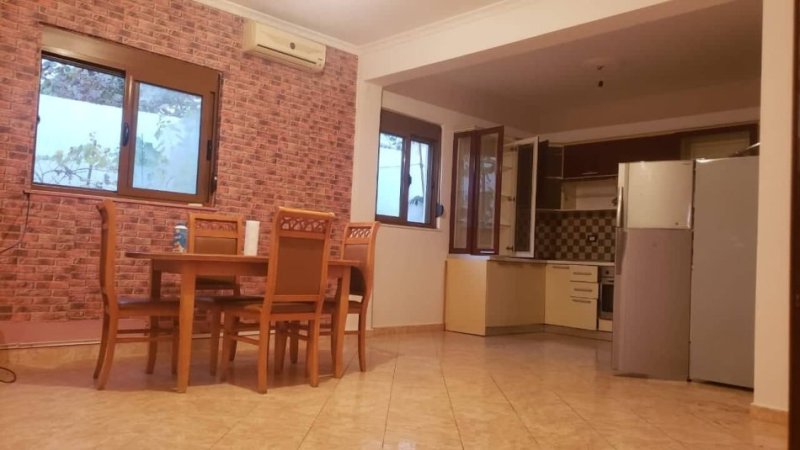 Tirane, jap me qera Vile 2+1+Aneks+Ballkon Kati 1, 150 m² 600 € (Rruga 3 vellezerit Kondi)
