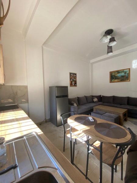 Tirane, jepet me qera apartament 1+1 Kati 1, 50 m² 500 € (Ambasada Amerikane , Shkolla Osman Myderizi)