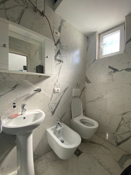 Tirane, jepet me qera apartament 1+1 Kati 1, 50 m² 500 € (Ambasada Amerikane , Shkolla Osman Myderizi)