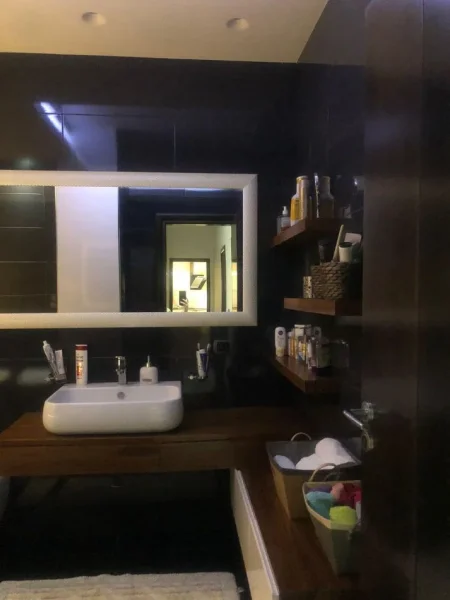 Vlore, shitet apartament 2+1+Ballkon , 140 m² 280.000 € (Prane Conad)