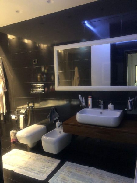 Vlore, shitet apartament 2+1+Ballkon , 140 m² 280.000 € (Prane Conad)