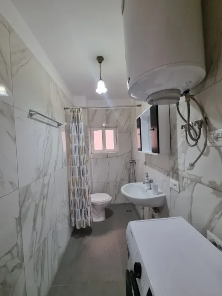Tirane, jepet me qera apartament 1+1 Kati 0, 60 m² 370 € (Rruga e Elbasanit)