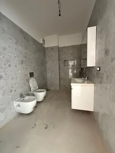 Tirane, jepet me qera ambjent biznesi Kati 3, 70 m² 450 € (Dritan Hoxha)