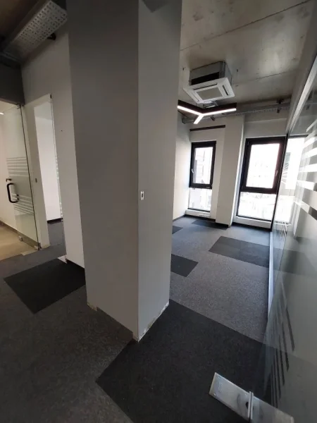 Tirane, jepet me qera zyre Kati 1, 300 m² 6.000 € (Rruga e Kosovareve)