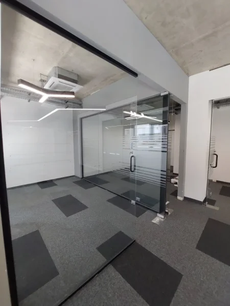 Tirane, jepet me qera zyre Kati 1, 300 m² 6.000 € (Rruga e Kosovareve)