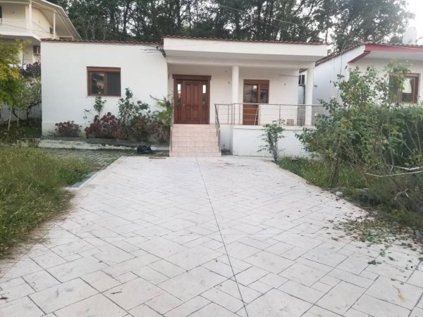 Tirane, jap me qera Vile 1 Katshe Kati 1, 150 m² 150 € (Rruga 3 vellezerit Kondi ( VILAT AMERIKANE))