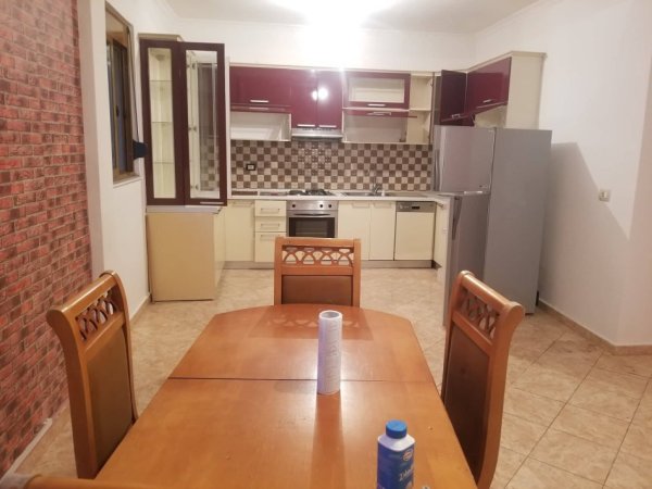 Tirane, jap me qera Vile 1 Katshe Kati 1, 150 m² 150 € (Rruga 3 vellezerit Kondi ( VILAT AMERIKANE))
