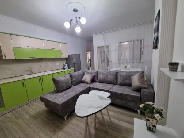 Tirane, jepet me qera apartament 2+1+Ballkon , 450 € (Astir te Vila L 1)