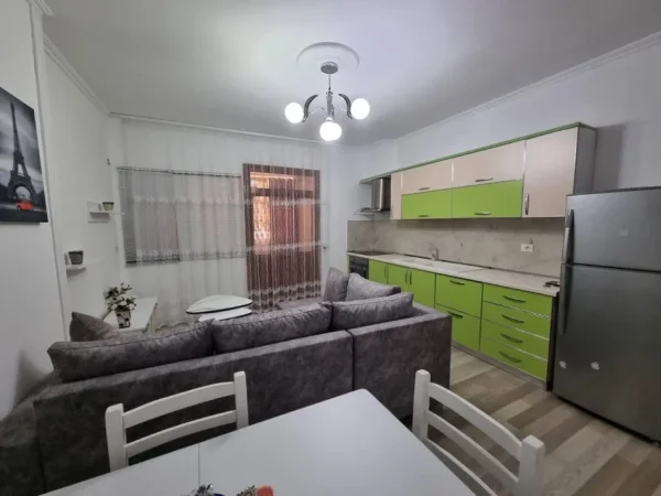 Tirane, jepet me qera apartament 2+1+Ballkon , 450 € (Astir te Vila L 1)
