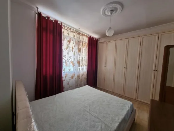 Tirane, jepet me qera apartament 2+1+Ballkon , 450 € (Astir te Vila L 1)