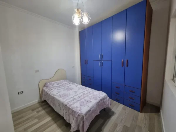 Tirane, jepet me qera apartament 2+1+Ballkon , 450 € (Astir te Vila L 1)