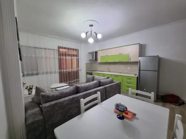 Tirane, jepet me qera apartament 2+1+Ballkon , 450 € (Astir te Vila L 1)