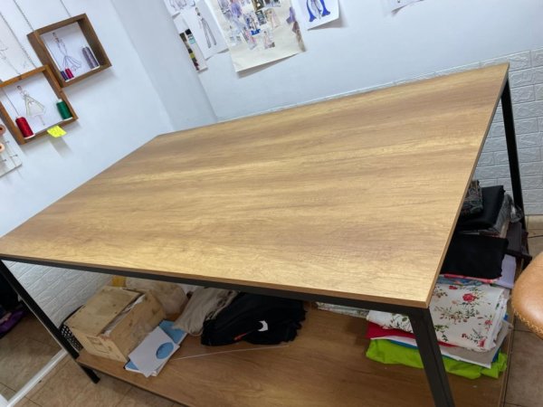 Tirane, shes Tavoline dhe karrige pune per atelie/rrobaqepesi 260 €
