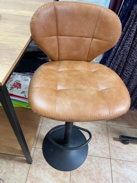 Tirane, shes Tavoline dhe karrige pune per atelie/rrobaqepesi 260 €