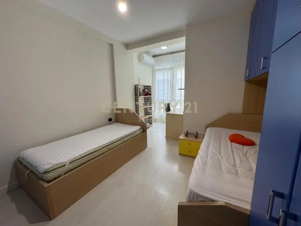 Tirane, jepet me qera apartament 2+1+Aneks+Ballkon Kati 5, 98 m² 1.000 € (Neom118325)