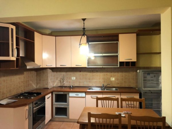 Tirane, jepet me qera apartament 1+1+Ballkon Kati 6, 80 m² 550 € (Ish Parku i Autobuzave/Rr Frosina Plaku)