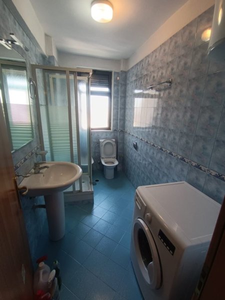 Tirane, jepet me qera apartament 1+1+Ballkon Kati 6, 80 m² 550 € (Ish Parku i Autobuzave/Rr Frosina Plaku)