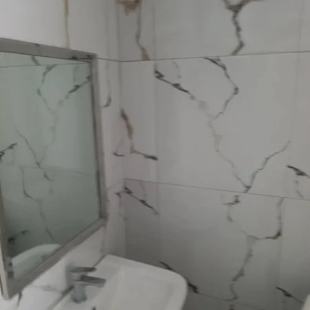 Tirane, jepet me qera ambjent biznesi Kati 1, 42 m² 500 € (Rruga Irfan Tomini tek ura nisharakut)