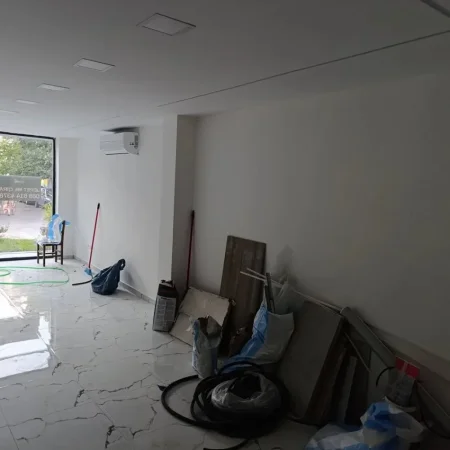 Tirane, jepet me qera ambjent biznesi Kati 1, 42 m² 500 € (Rruga Irfan Tomini tek ura nisharakut)