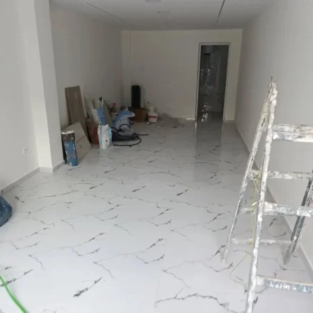 Tirane, jepet me qera ambjent biznesi Kati 1, 42 m² 500 € (Rruga Irfan Tomini tek ura nisharakut)