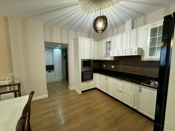 Tirane, jepet me qera apartament 2+1 Kati 1, 85 m² 650 € (liqeni i thate)