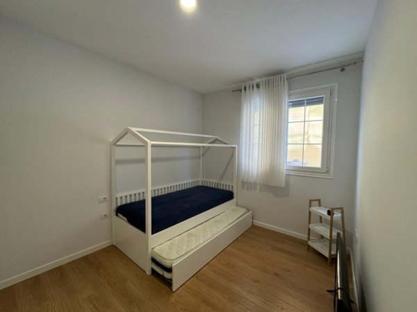 Tirane, jepet me qera apartament 2+1 Kati 1, 85 m² 650 € (liqeni i thate)