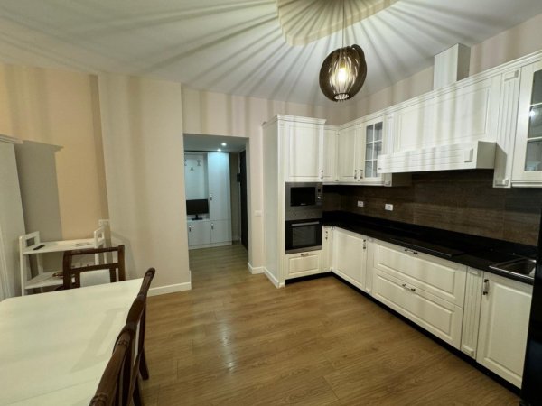 Tirane, jepet me qera apartament 2+1 Kati 1, 85 m² 650 € (liqeni i thate)