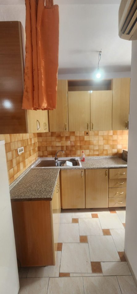 Tirane, jepet me qera apartament 1+1+Ballkon Kati 1, 400 € (Brryli)