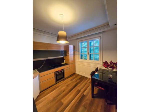 Tirane, jepet me qera apartament 1+1 Kati 1, 75 m² 700 € (SHKOLLA E KUQE ,PAZARI I RI,QENDER)