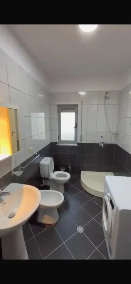 Tirane, shitet apartament 2+1 Kati 3, 101 m² 147.000 € (Kombinat, prane Restorant pezaku)