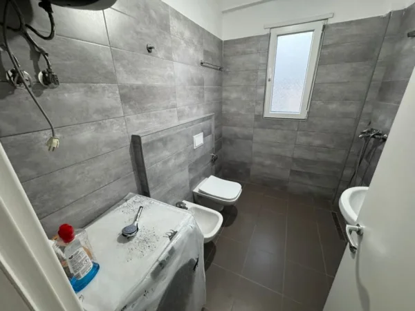 Tirane, jepet me qera apartament 1+1 Kati 5, 65 m² 420 € (astir)