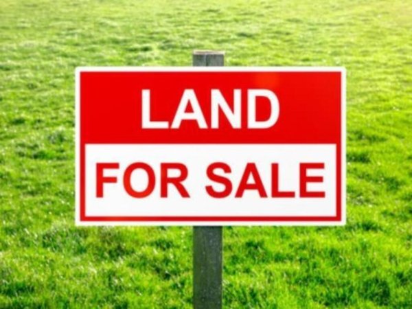 Tirane, shitet truall , 5.600 m² 500.000 € (Rruga Lura ,Laknas.)