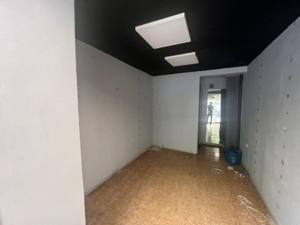 Tirane, jepet me qera ambjent biznesi Kati 0, 25 m² 700 € (Rruga e Kavajes)
