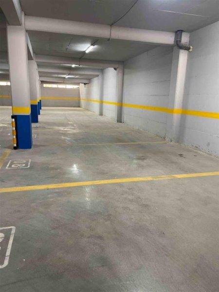 Tirane, jap me qera garazh | post parkimi Kati -1, 100 m² (Rruga Nën Tereza)