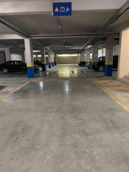 Tirane, jap me qera garazh | post parkimi Kati -1, 100 m² (Rruga Nën Tereza)