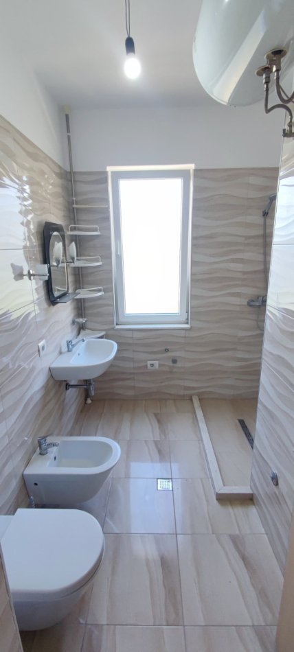 Tirane, jepet me qera apartament 3+1+Ballkon , 145 m² 750 € 