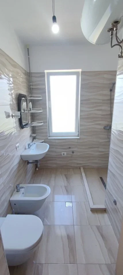 Tirane, jepet me qera apartament 3+1+Ballkon , 145 m² 750 € 