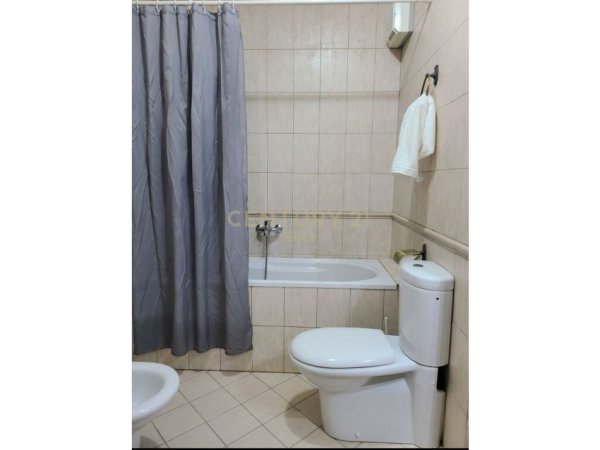 Tirane, jepet me qera apartament 2+1 Kati 7, 135 m² 800 € (pallatet Agimi)