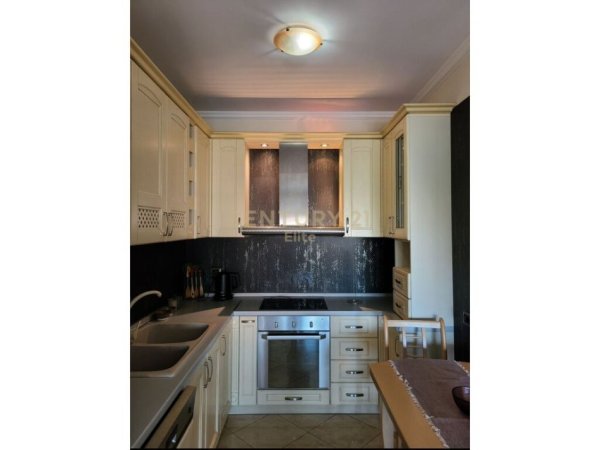 Tirane, jepet me qera apartament 2+1 Kati 7, 135 m² 800 € (pallatet Agimi)
