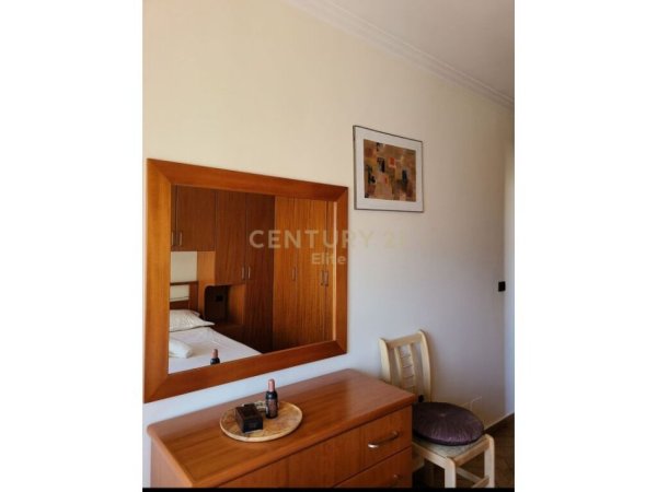 Tirane, jepet me qera apartament 2+1 Kati 7, 135 m² 800 € (pallatet Agimi)